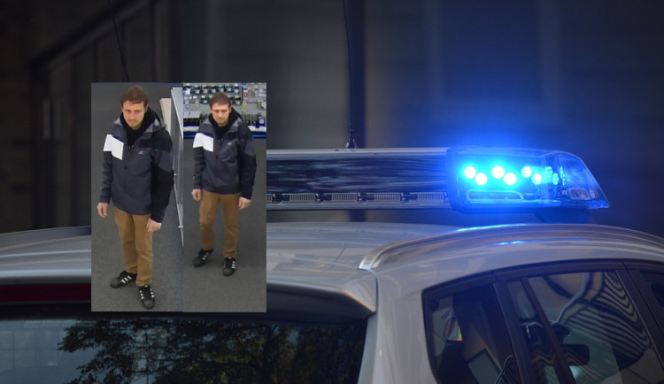 Policie pátrá po tomto muži z Jičína. Mohl by mít informace o vykradené elektře