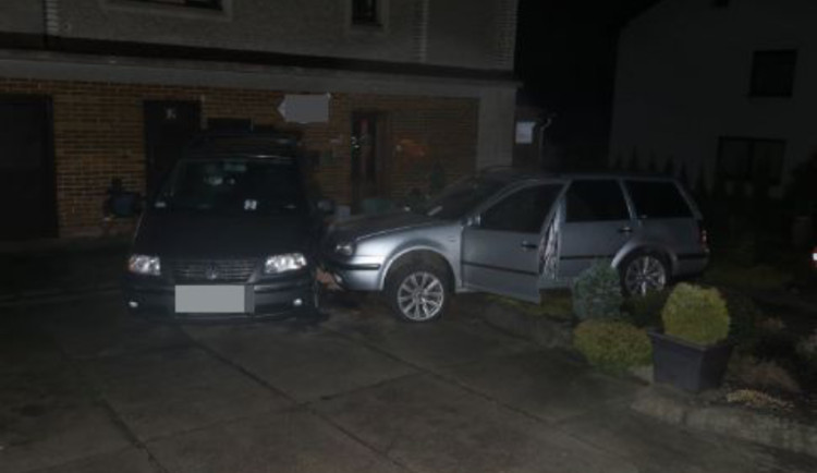 V opilosti řidič nezvládl zatáčku. Proletěl plotem, přerazil sloup a zastavil se o další auto