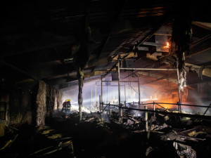 Požár stáje s jalovicemi na Trutnovsku vznikl od závady na instalaci traktoru