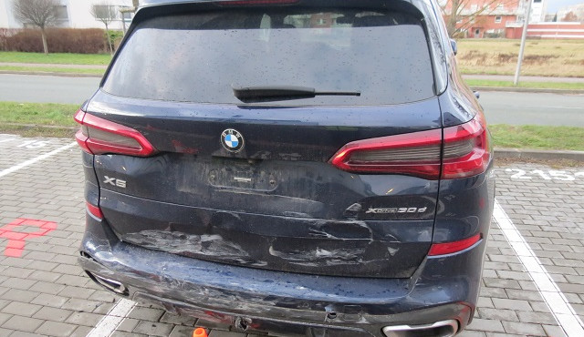 Řidič s trojkou v dechu naboural. Z auta vystoupil a šel si zdřímnout na lavičku