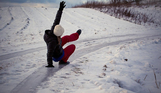 Na horách bacha na náledí, hrozí úrazy