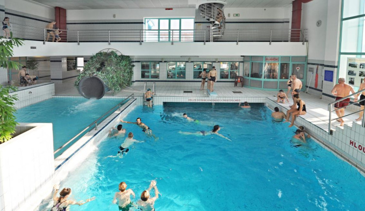 Za dobré vysvědčení budou mít školáci do hradeckého bazénu vstup zdarma