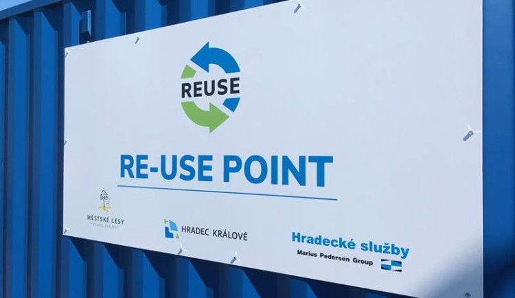 Z re-use pointů město získalo 280 tisíc korun. Za peníze pracovníci městských služeb vysázeli nové stromy