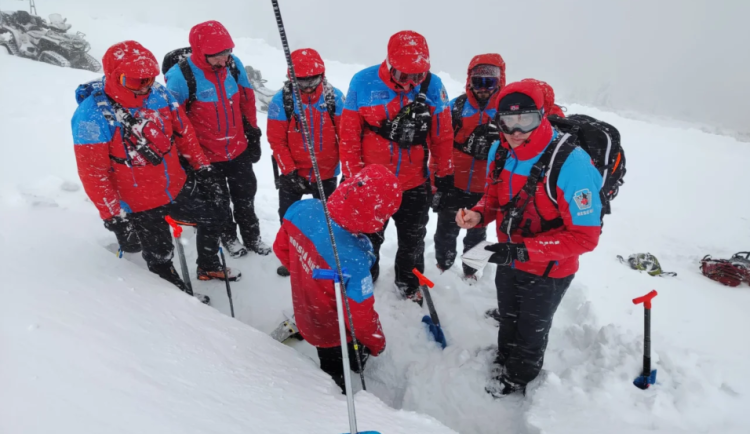 Záchranáři se psy cvičili v Krkonoších záchranu lidí zavalených v lavině