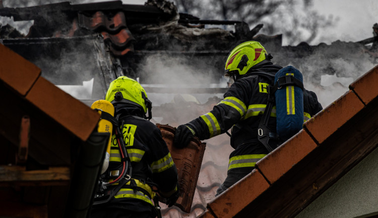 Plameny zničily podkroví domů v náchodské části Běloves, škoda jde do milionů