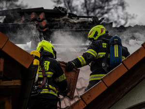Plameny zničily podkroví domů v náchodské části Běloves, škoda jde do milionů