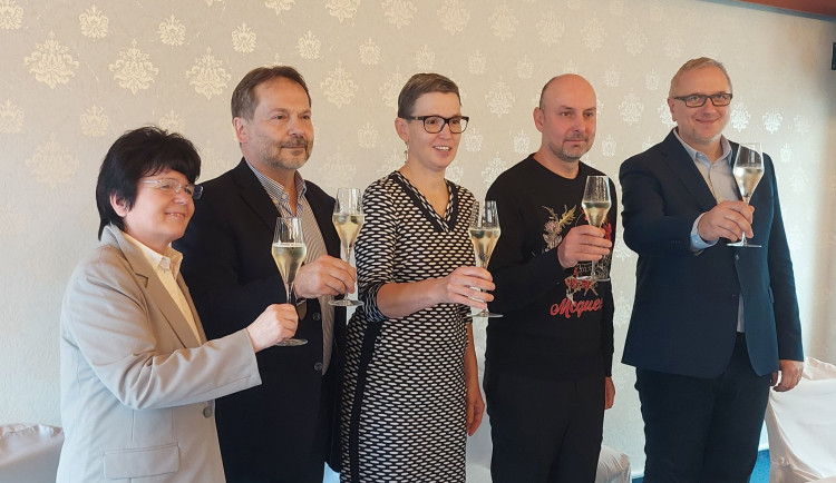 Článek hledá neshody ve vedení města, tvrdí někteří zastupitelé. Odmítají odpovídat sami za sebe.