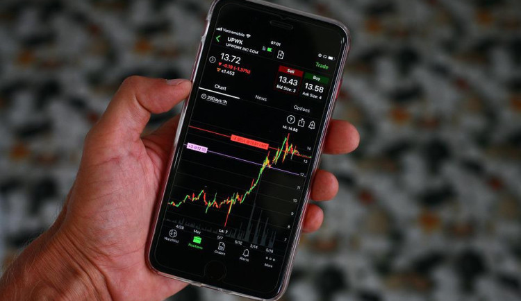 Na bitcoinovém účtu máte 230 tisíc, chcete pomoct s převodem? Podvod stál seniora víc jak milion