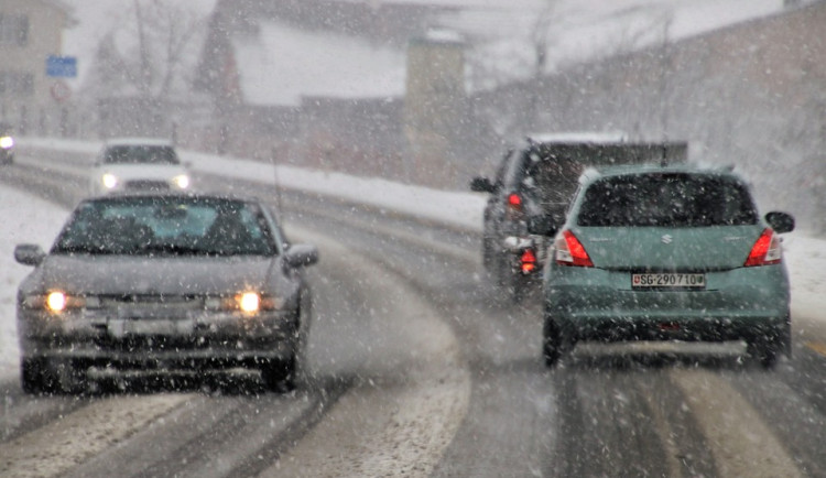 Během noci a středy bude na většině území sněžit. Může napadnout až 15 centimetrů