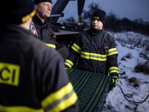 OBRAZEM: Hasiči v Dobřenicích na Hradecku začali likvidovat chov kachen s ptačí chřipkou