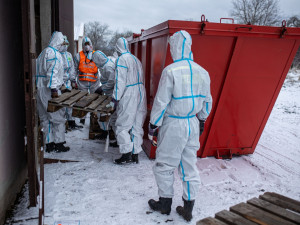 OBRAZEM: Hasiči v Dobřenicích na Hradecku začali likvidovat chov kachen s ptačí chřipkou