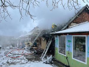 Neopatrné svařování v garáži na Novobydžovsku poslalo do akce desítky hasičů