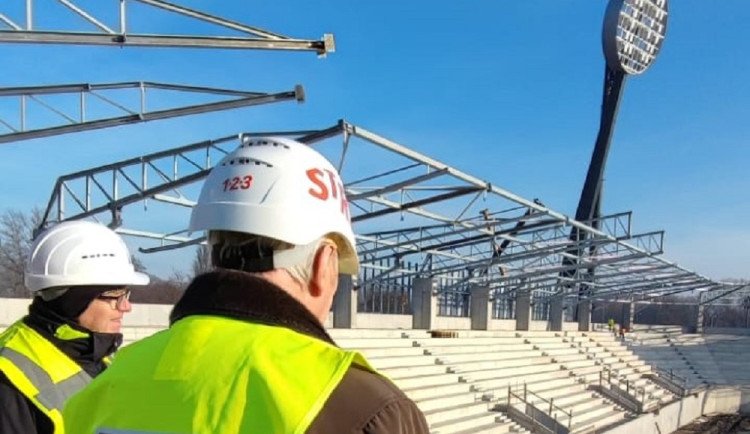 Hradecká lízátka budou v tomto týdnu kompletní, poslední stožár míří do oblak