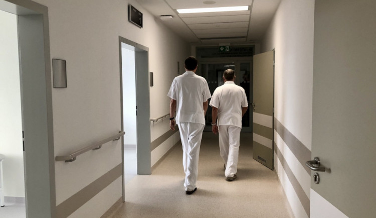 Pojišťovna přestala nemocnému nevidomému muži proplácet cesty do nemocnice. Zasáhl ombudsman