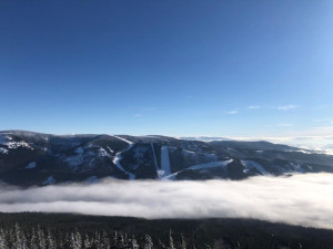 Na horách se otvírají další sjezdovky a vrací se do hry i večerní lyžování