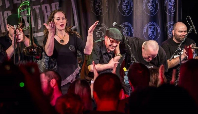 Sto zvířat a hradečtí basketbalisté nabírají kurz pardubická Enteria aréna