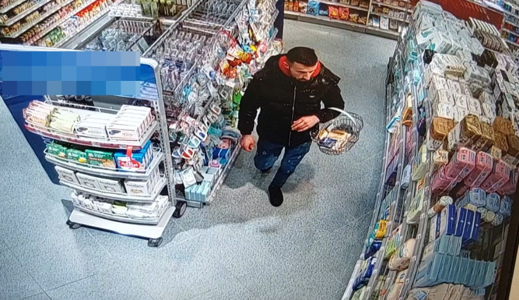 Nepoznáváte ho? Policie pátrá po zloději, který se zaměřil na elektrické kartáčky a žiletky