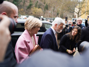 Začalo sčítání hlasů. Petr Pavel průběžně poráží Andreje Babiše