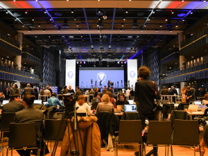 Začalo sčítání hlasů. Petr Pavel průběžně poráží Andreje Babiše