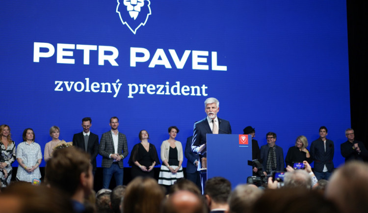 Pavel míří na Hrad. Vede nad Andrejem Babišem