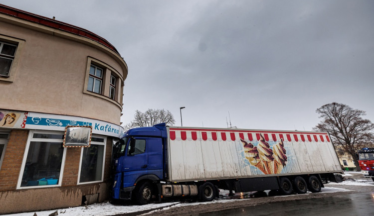 Kamion po nárazu do kavárny v Českém Meziřčí