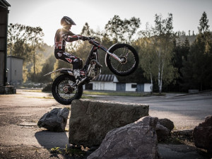 Martin Matějíček při moto trialu