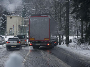 Kvůli hustému sněžení se pro kamiony zavírá silnice u Harrachova