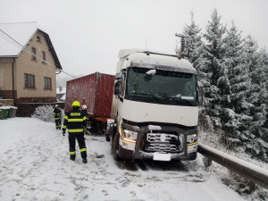V Královéhradeckém kraji sněžilo. Na kluzkých silnicích se stala řada nehod