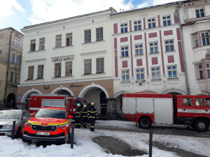 Lidé už se vrátili do domu v Trutnově, kde včera spadl kus stropu