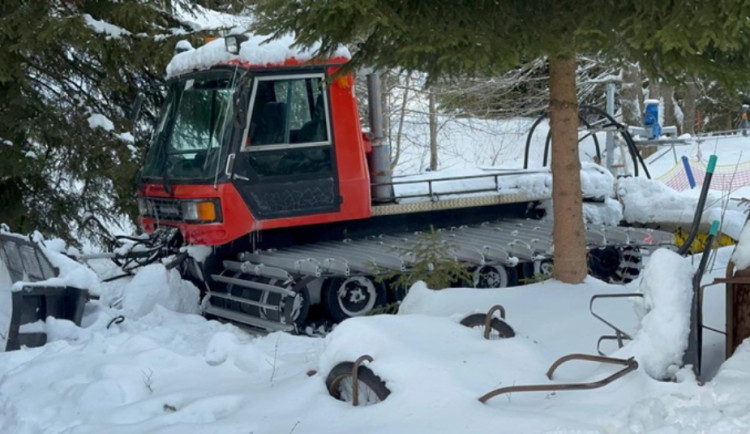 Rolbař v Harrachově přehlédl a srazilo mladou dívku. Nadýchal téměř dvě promile