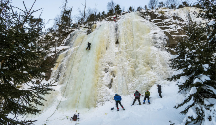 Na přírodní ledopád v Labském dole v Krkonoších týdně míří desítky lezců
