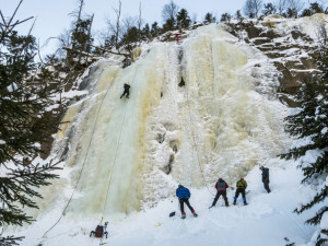 Na přírodní ledopád v Labském dole v Krkonoších týdně míří desítky lezců