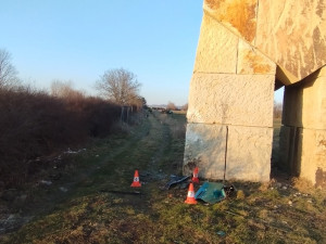 Auto vyletělo ze silnice a narazilo do pískovcového trpaslíka. Z vraku se řidič dostal sám