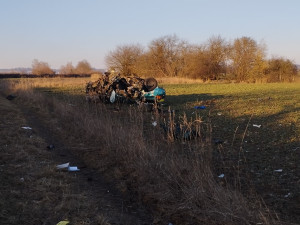 Auto vyletělo ze silnice a narazilo do pískovcového trpaslíka. Z vraku se řidič dostal sám
