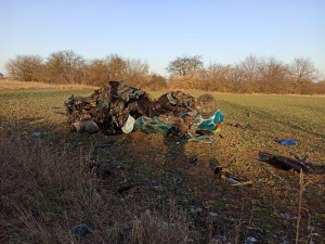 Auto vyletělo ze silnice a narazilo do pískovcového trpaslíka. Z vraku se řidič dostal sám