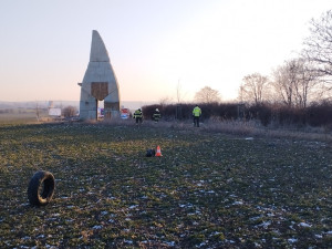 Auto vyletělo ze silnice a narazilo do pískovcového trpaslíka. Z vraku se řidič dostal sám