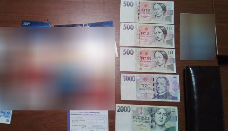 V koši našla peněženku nabitou hotovostí. Neváhala a na místo zavolala hradeckou městskou policii.