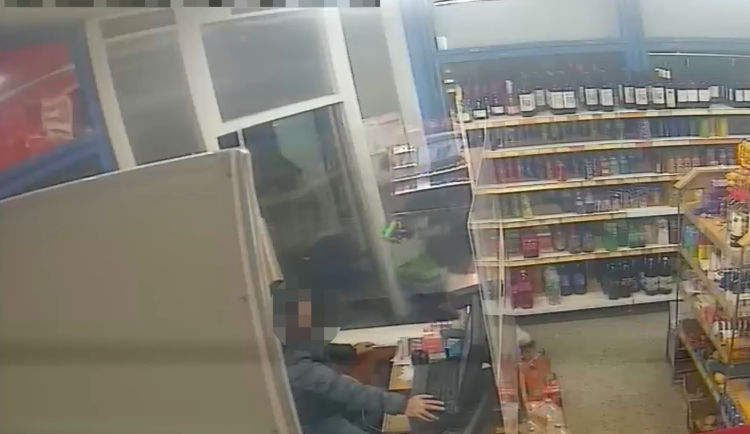 Dvojice mužů se zbraní v ruce vykradla večerku. Policie zveřejnila záběry z bezpečnostní kamery