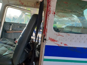 FOTO: Na hradeckém letišti nouzově přistál letoun po střetu s orlem. Žák se lehce zranil