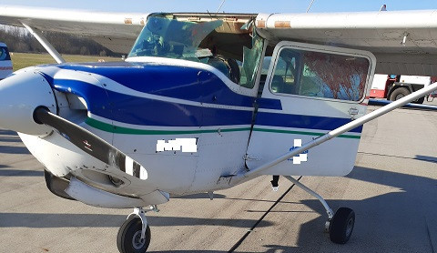 Na hradeckém letišti nouzově přistál letoun po střetu s orlem. Žák se lehce zranil