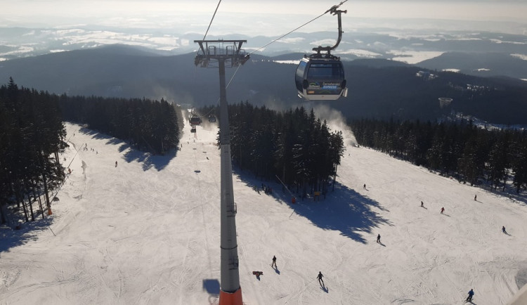 Skiareály v Královéhradeckém kraji lákají na osmdesát kilometrů sjezdovek