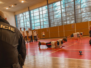 V hradeckém kraji chybí přes 200 policistů. Nováčky hledají i v řadách studentů