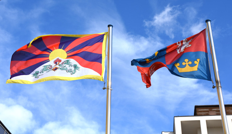 V hradeckém kraji bude vlát tibetská vlajka na 30 místech. Připojí se i hejtmanství.