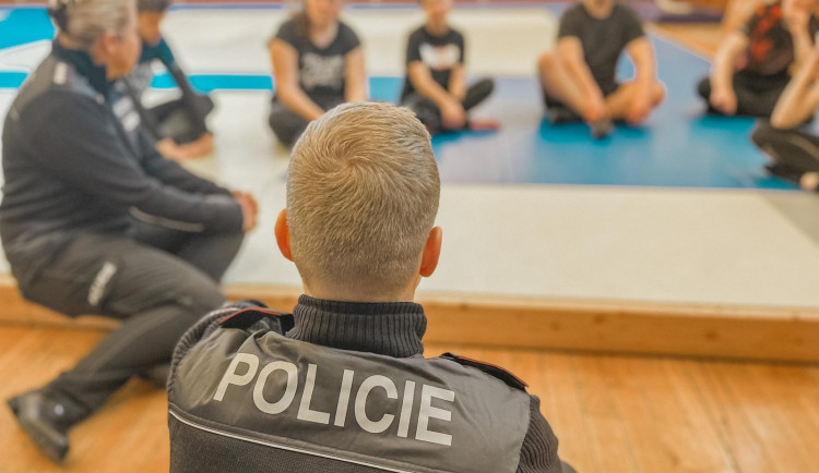 V hradeckém kraji chybí přes 200 policistů. Nováčky hledají i v řadách studentů