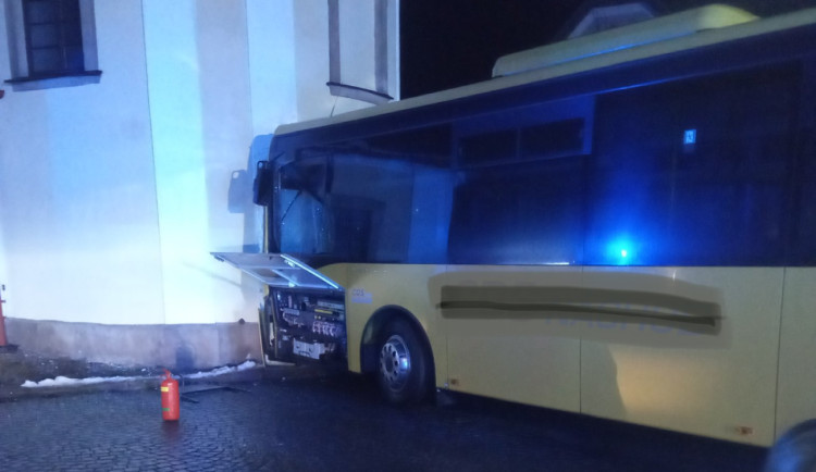 Na Náchodsku narazil autobus do kostela. Několik cestujících se lehce zranilo