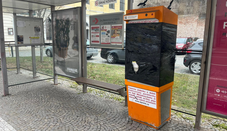 Z Hradce Králové postupně zmizí automaty na dobíjení městských karet a kupování MHD jízdenek