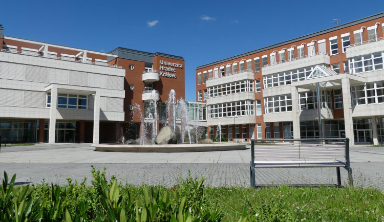 Fakulta informatiky a managementu Univerzity Hradec Králové dnes slaví 30 let od založení
