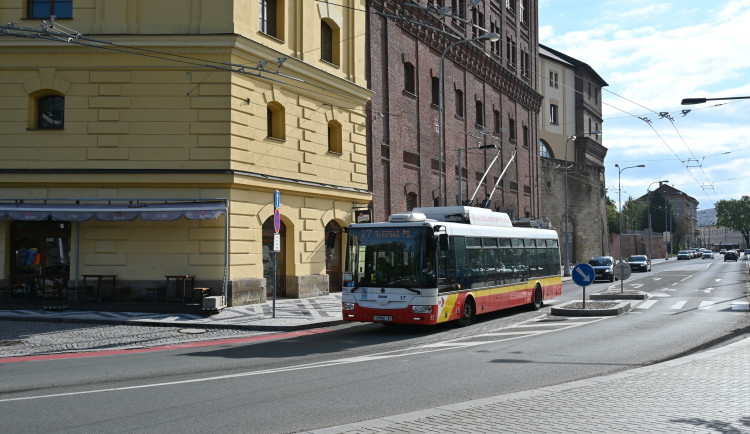 Havárka kanalizace v centru Hradce poslala trolejbusy na objízdné trasy