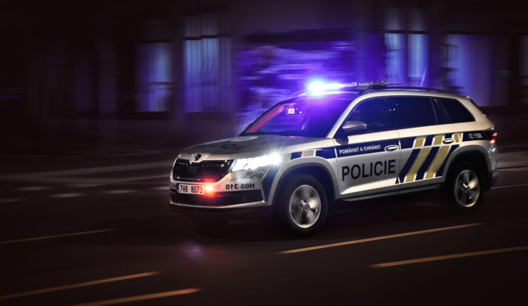 Dva cizinci ukradli vibrační desku za sto tisíc. Policie na ně narazila náhodou, při silniční kontrole