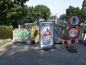 Hradecký Bailey Bridge už je kompletní a dneska se otevírá pěším i cyklistům